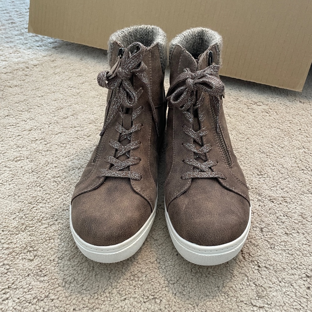 Austin Trading Co Woman’s High top shoes sz 8.5